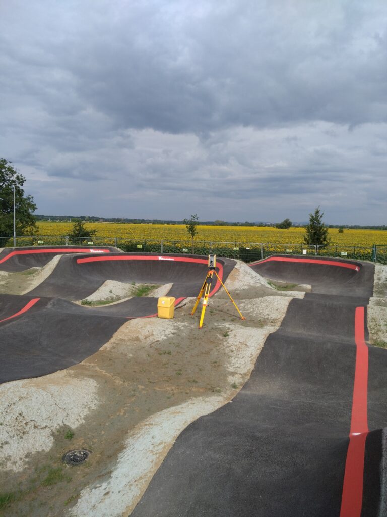 Zaměření pumptrackové dráhy ve městě Lanžhot